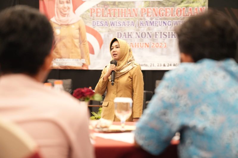 Wali Kota Mojokerto Ika Puspitasari ketika pelatihan pengelolaan kampung wisata kepada kelompok sadar wisata (pokdarwis) di kota setempat, Senin (21/8/2023).