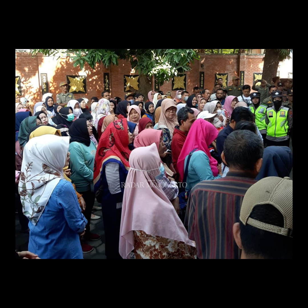 SAMPAIKAN ASPIRASI: Massa buruh pabrik rokok mendatangi kantor DPRD Kota Mojokerto untuk meminta pengawalan terkait persoalan yang dialami para pekerja di PT Bokormas, Rabu (23/8).