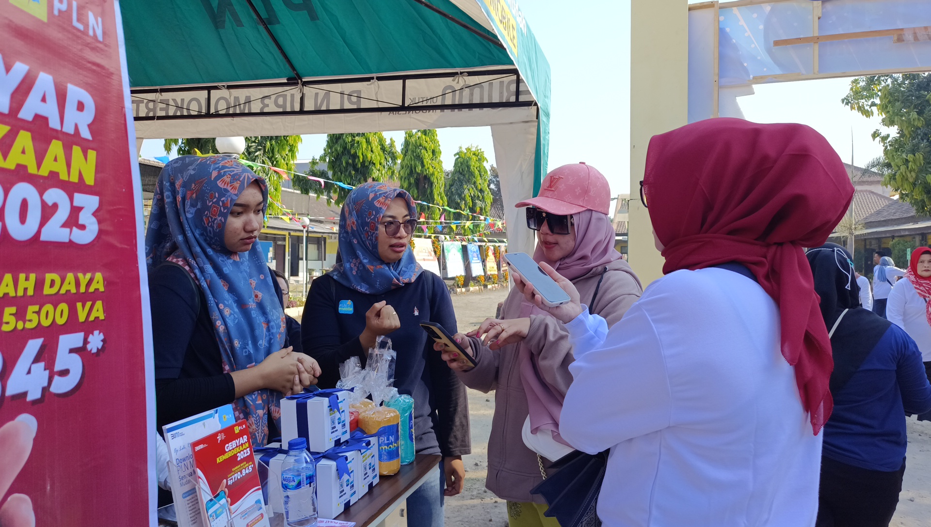 PRAKTIS: Pengunjung booth mengunduh aplikasi PLN Mobile untuk mendapat berbagai hadiah menarik dari PLN ULP Mojokerto.