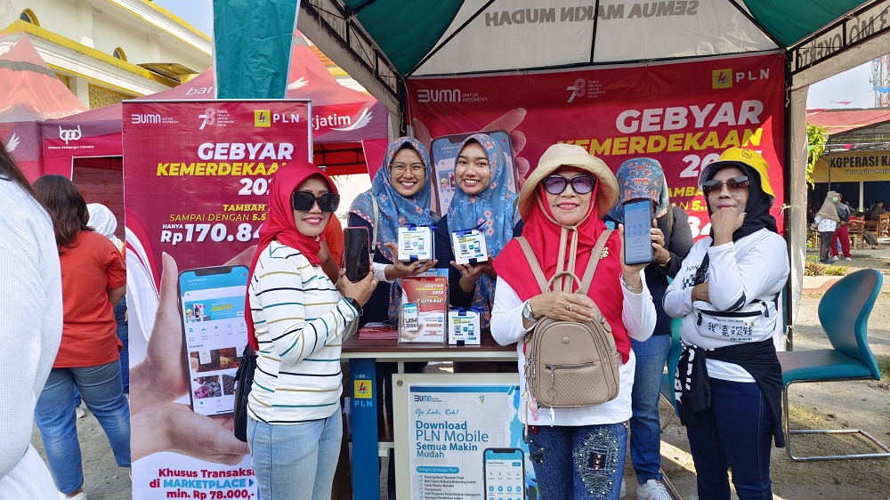 GEBYAR: PLN ULP Mojokerto menjelaskan promo tambah daya melalui Gebyar Kemerdekaan kepada pengunjung.