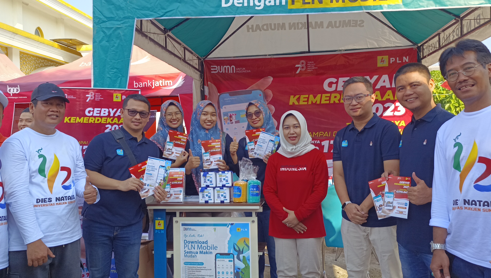 ANTUSIAS: Wali Kota Ika Puspitasari mengunjungi booth PLN ULP Mojokerto saat Dies Natalis ke-42 Universitas Mayjen Sungkono.