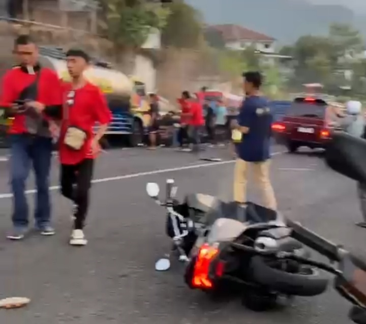 NAHAS: Kejadian kecelakaan di tanjakan Sajen melibatkan truk muatan air dengan penonton karnaval, Kamis (24/8) petang.
