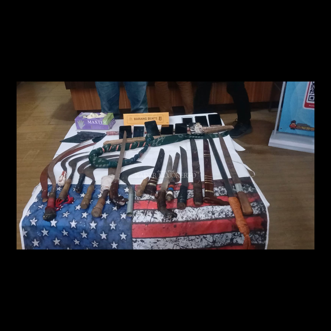 DISITA: Polisi menunjukkan barang bukti kasus penyerangan pengendara motor oleh kelompok gangster, kemarin.