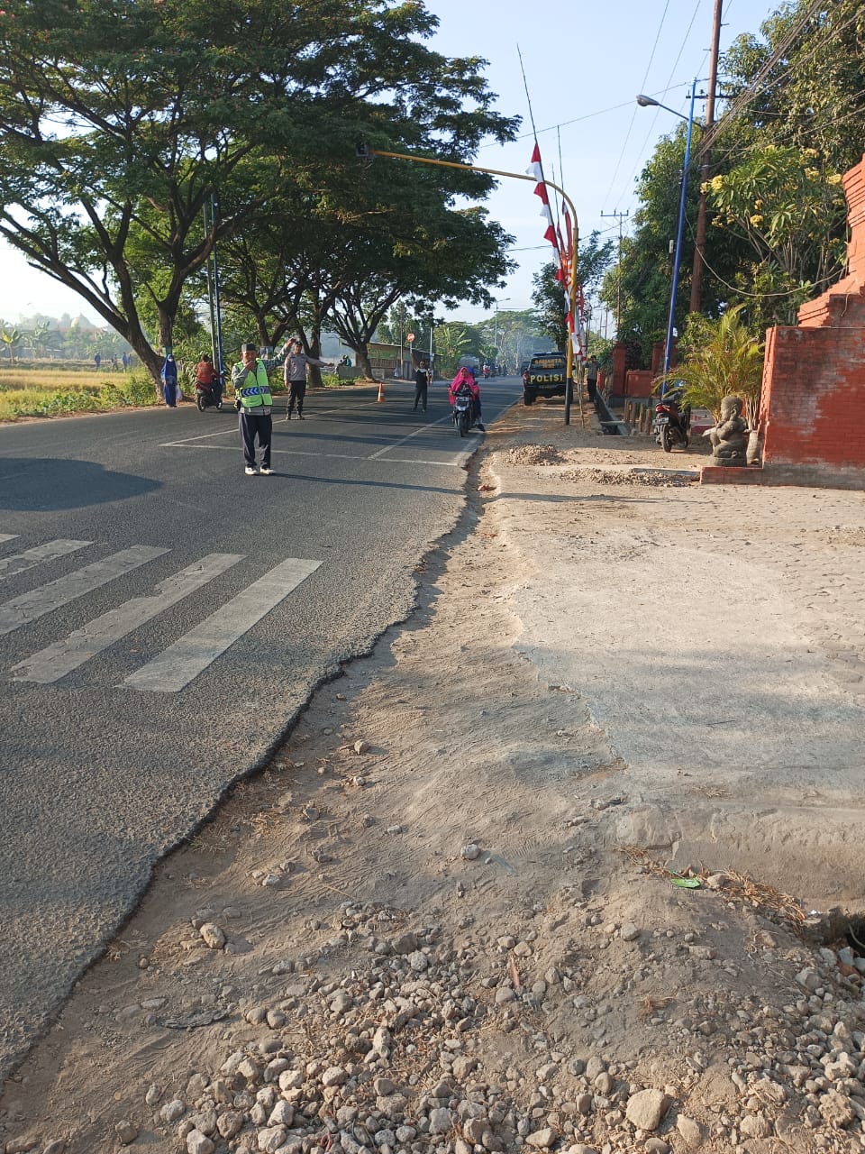 BIKIN TAK NYAMAN: Bekas galian PDAM di depan gerbang SMP Negeri 1 Dlanggu tampak seperti parit.