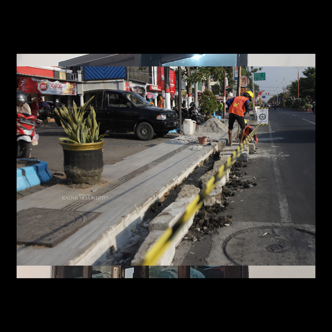 JALUR PEJALAN KAKI: Trotoar di Jalan Pahlawan menjadi salah satu dari 7 titik proyek rehabilitasi jalur pedestrian di Kota Mojokerto pada 2023 ini.