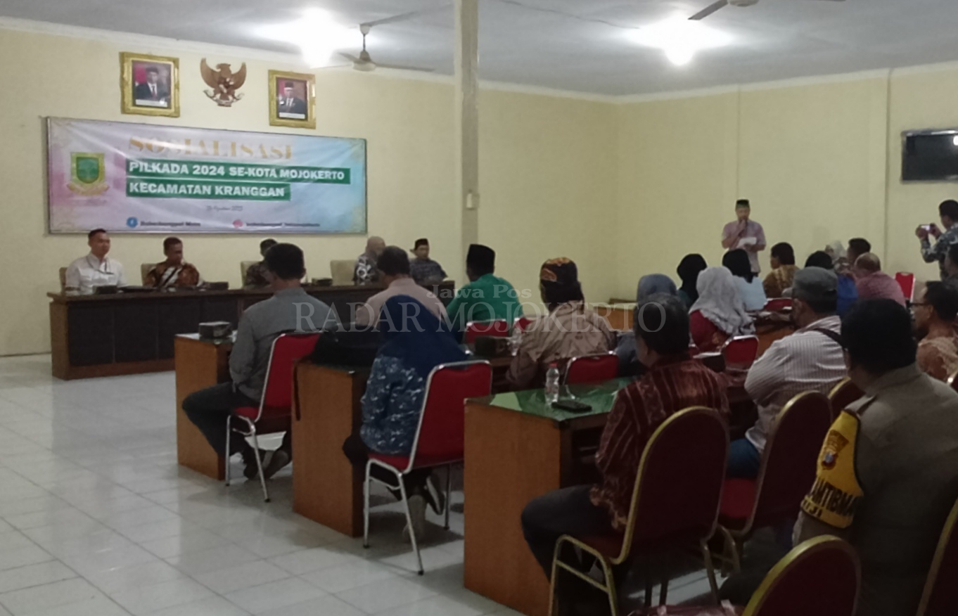 TERBUKA: Masyarakat dari berbagai unsur mengikuti sosialisasi pemilukada 2024 di Kantor Kecamatan Kranggan, Kamis (24/8).