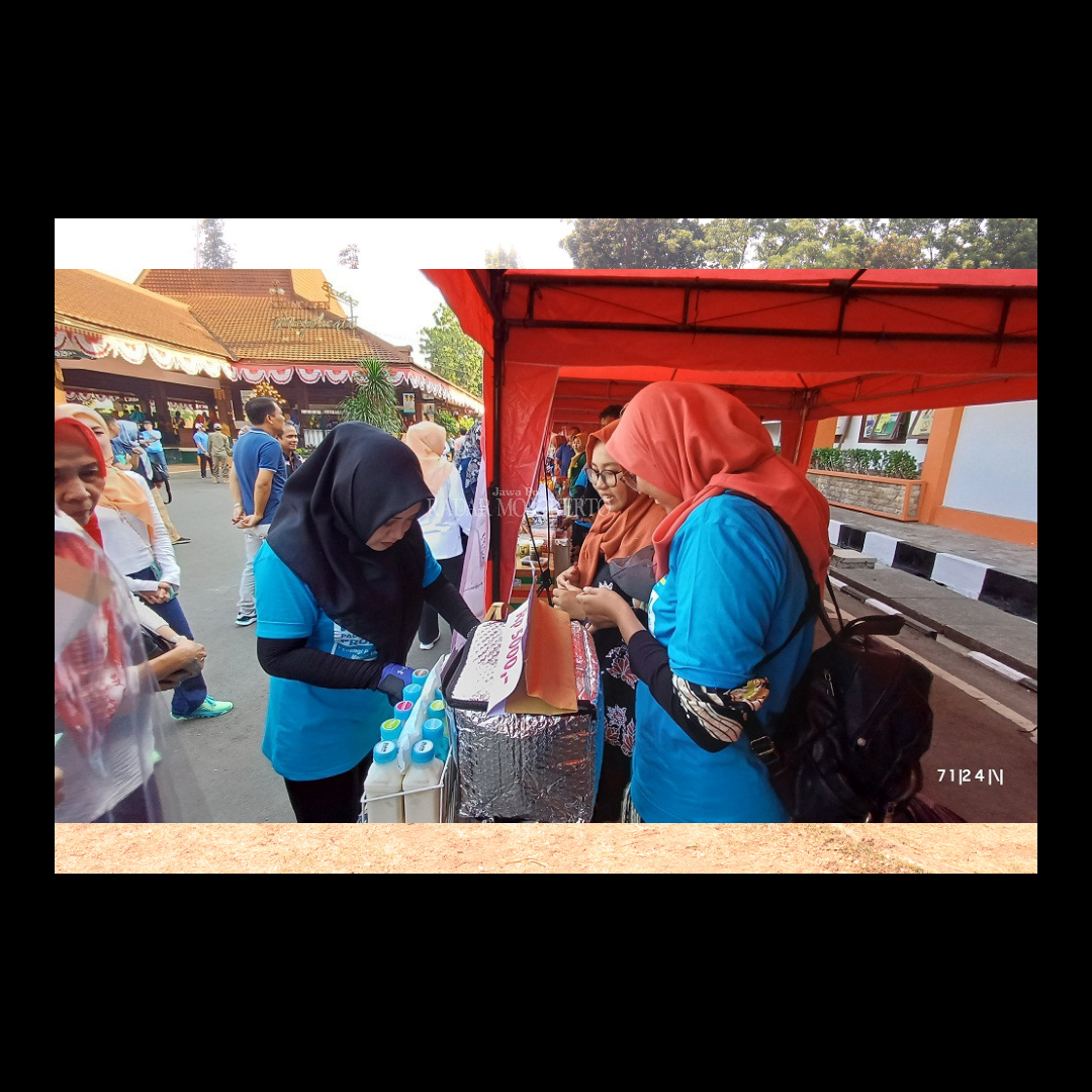 SIAP: Tenda Bank Jatim Cabang Mojokerto berjajar memenuhi halaman pendopo Kabupaten di acara HarNas 2023, Jumat(25/8) pagi.