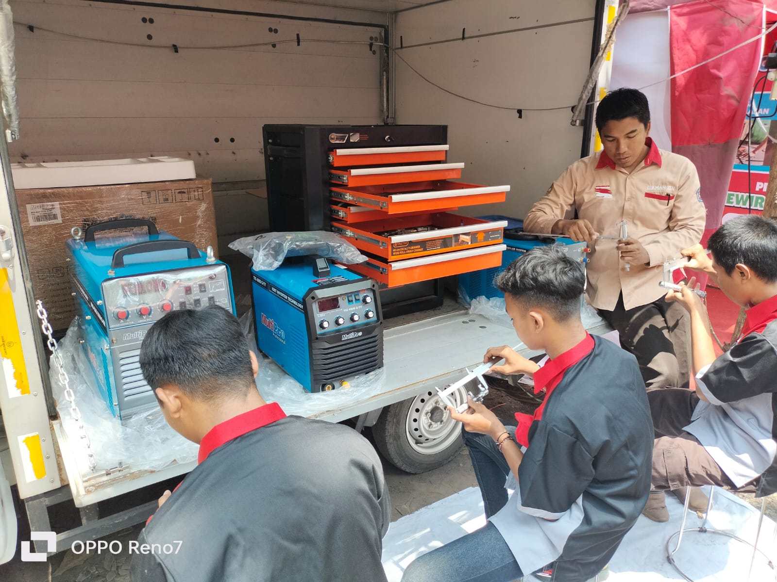 AKURAT: Siswa SMK PGRI Mojosari mempraktikkan proses pengukuran benda kerja dengan MTU alat ukur SIM dalam giat Jambore ke-VII.