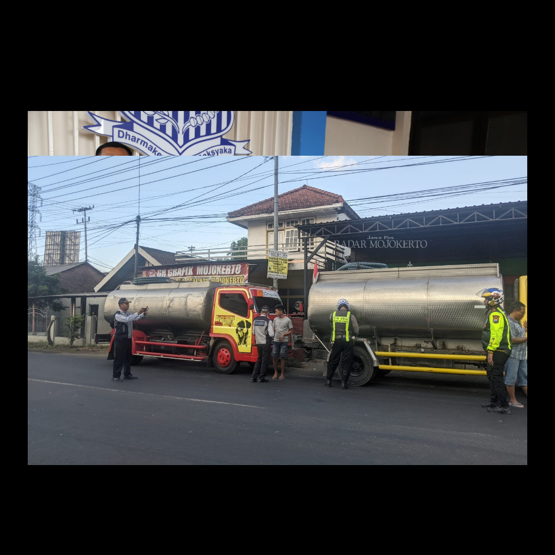 DITINDAK: Polisi dan dishub merazia truk tangki air di simpang tiga Desa Pacing, Kecamatan Bangsal, Kabupaten Mojokerto, kemarin.