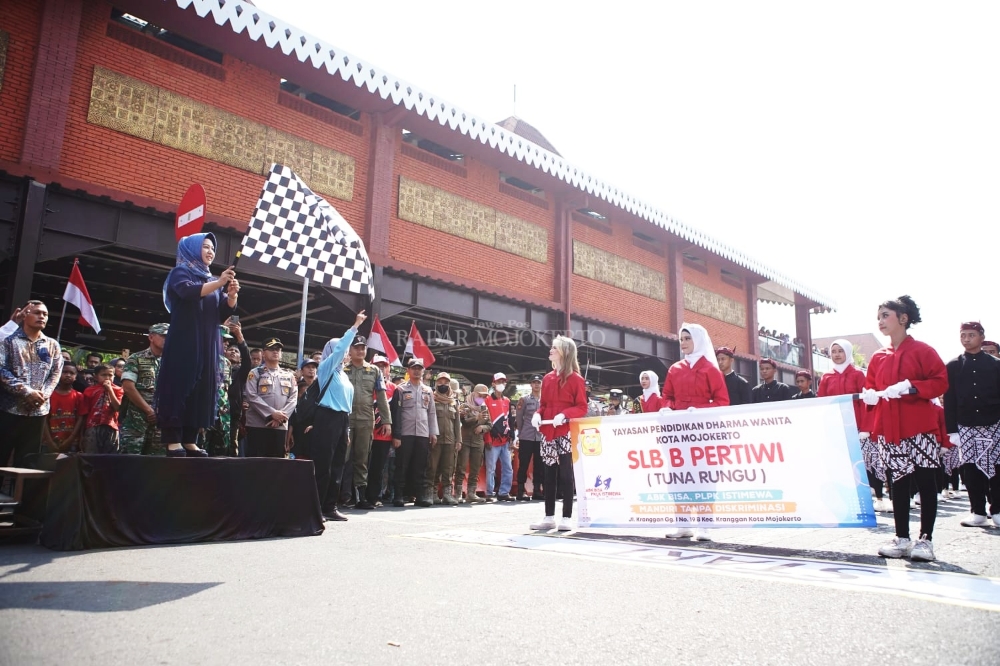 SEMANGAT KEMERDEKAAN: Wali Kota Mojokerto Ika Puspitasari saat memberangkatkan peserta gerak jalan tematik dari titik start di Alun-Alun Wiraraja, Sabtu (26/8) pagi.