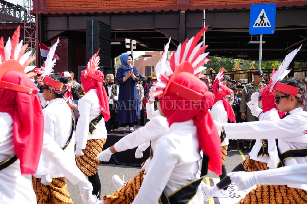 SEMANGAT KEMERDEKAAN: Wali Kota Mojokerto Ika Puspitasari saat memberangkatkan peserta gerak jalan tematik dari titik start di Alun-Alun Wiraraja, Sabtu (26/8) pagi.