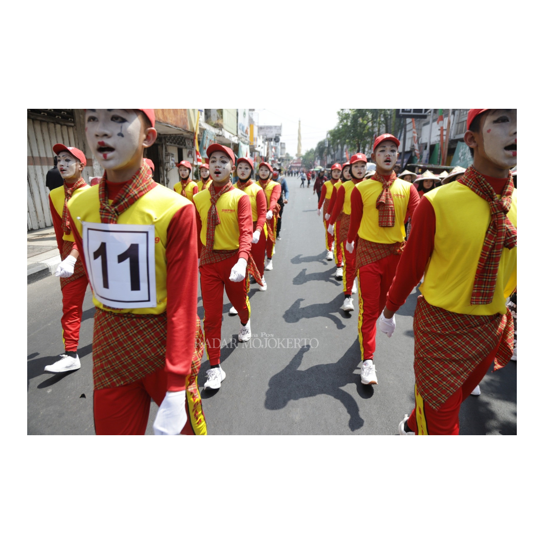 MERIAH: Salah satu peserta gerak jalan tematik dengan kostum unik yang diselenggarakan Pemkot Mojokerto, Sabtu (26/8).