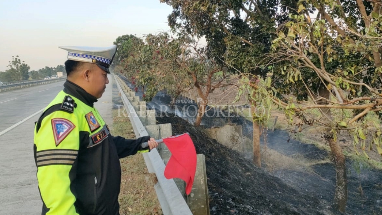 WILAYAH TOL: Petugas PJR Tol Jatim III Ditlantas Polda Jatim mengamankan ruas tol Jombang-Mojokerto (Jomo) dari peristiwa kebakaran lahan, tepatnya di KM 709 Gedeg, Kabupaten Mojokerto beberapa waktu lalu.
