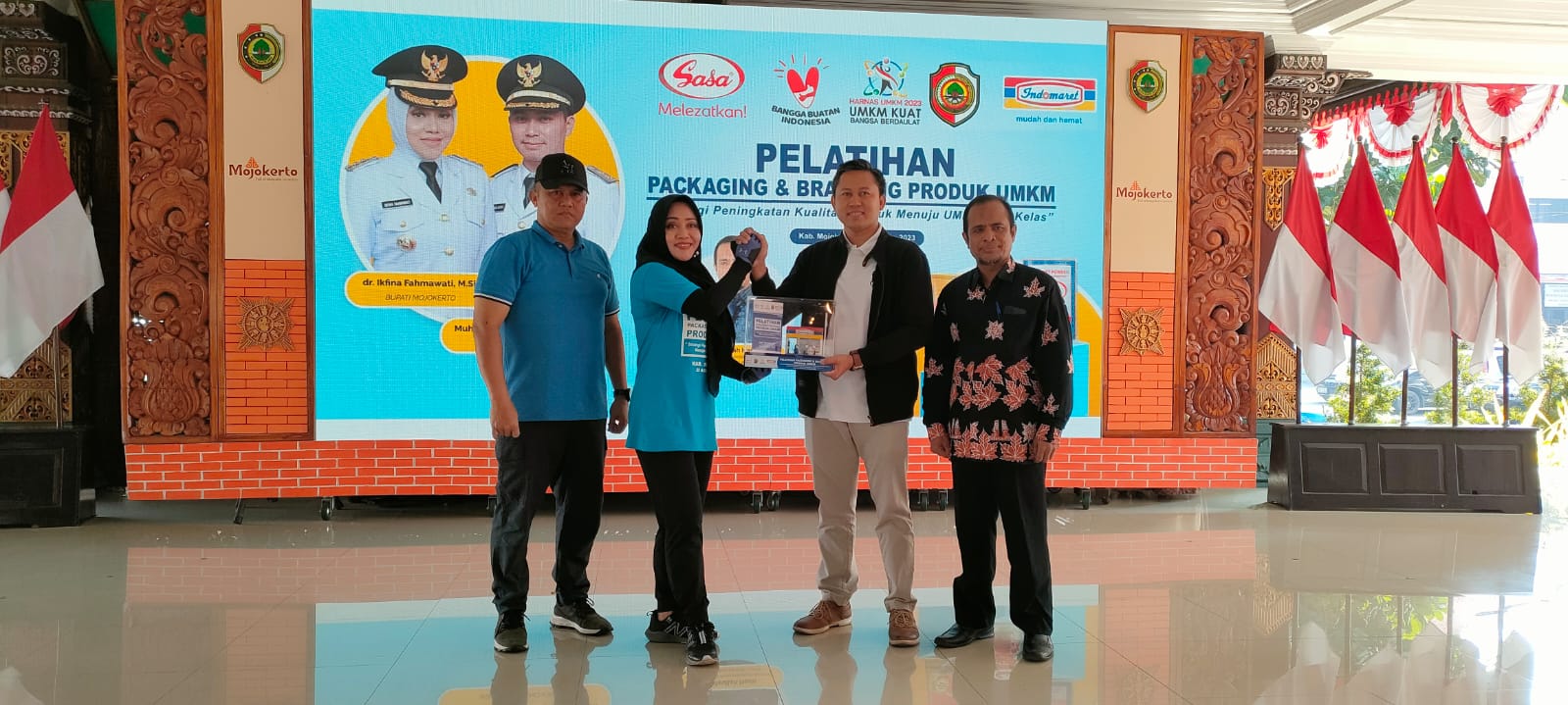 SINERGITAS: Branch Manager PT Indomarco Prismatama Cabang Jombang Lukman Suroko memberikan cenderamata kepada Bupati Ikfina Fahmawati sebagai bagian komitmen berdayakan UMKM Kabupaten Mojokerto.