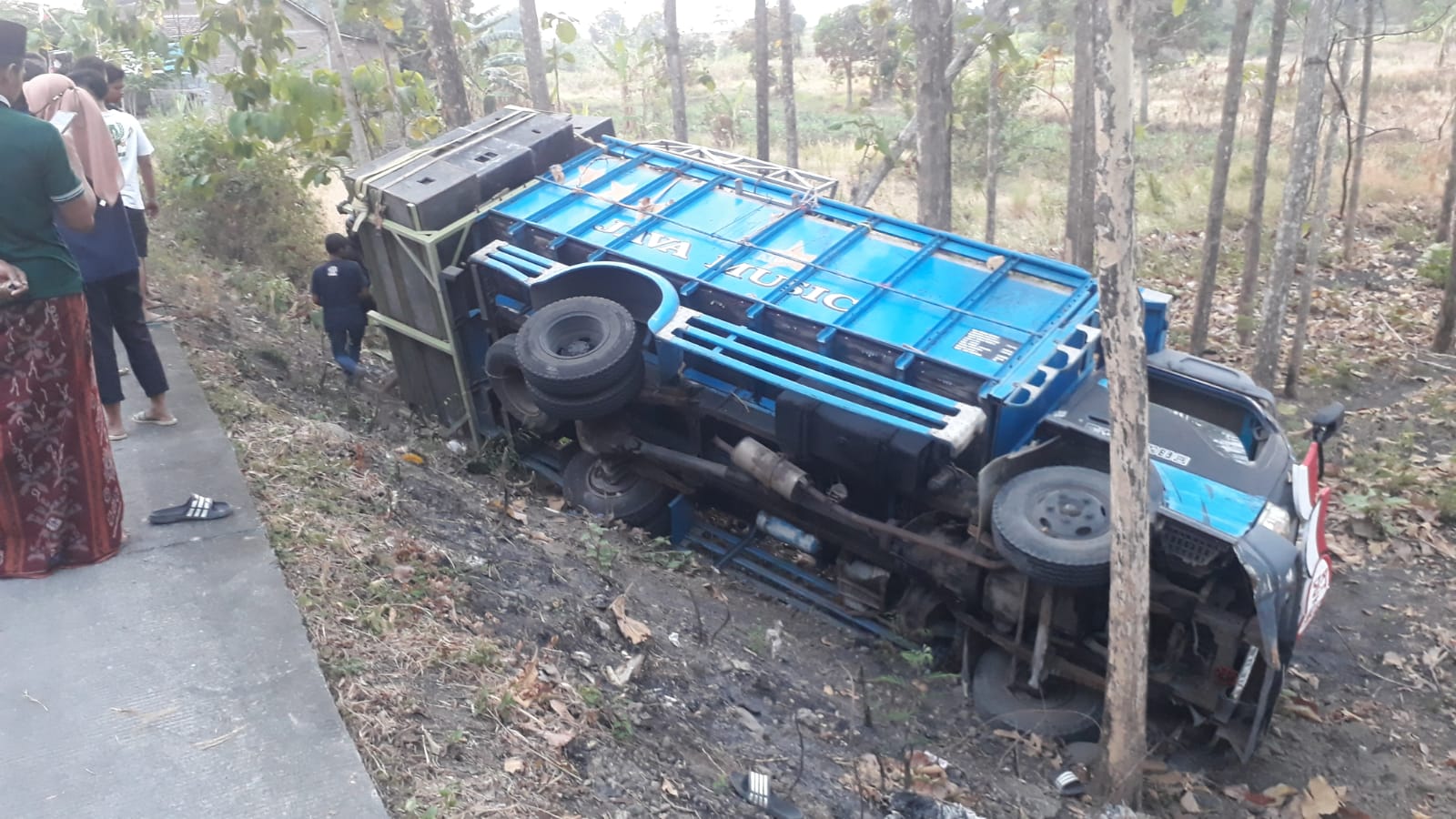 TERPEROSOK: Sebuah truk terperosok di Desa Pucuk, Kecamatan Dawarblandong, Kabupaten Mojokerto, Minggu (27/8) petang.