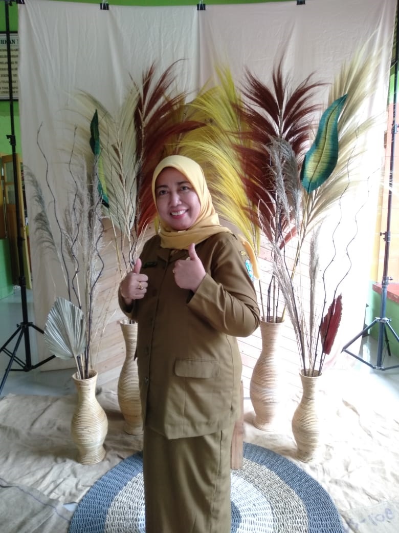 Kepala SMA Negeri 1 Puri Herni Sudar Peristiwanti S.Pd., M.Pd.