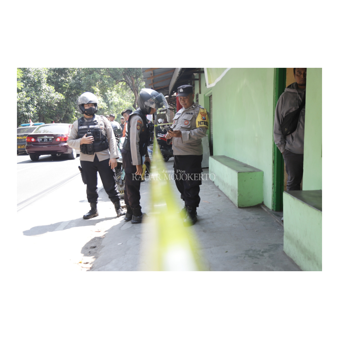 SELIDIK: Polisi melakukan olah TKP penemuan wanita bersimbah darah disebuah warung makan di Jalan Raya Tropodo, Lingkungan Meri, Kecamatan Kranggan, Kota Mojokerto.