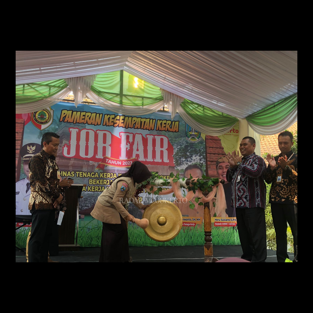 2.	SIMBOLIS: Bupati Ikfina Fahmawati memukul gong sebagai tanda dimulainya pelaksanaan job fair yang digelar secara perdana oleh SMKN 1 Jatirejo bersama Disnaker Kabupaten Mojokerto.