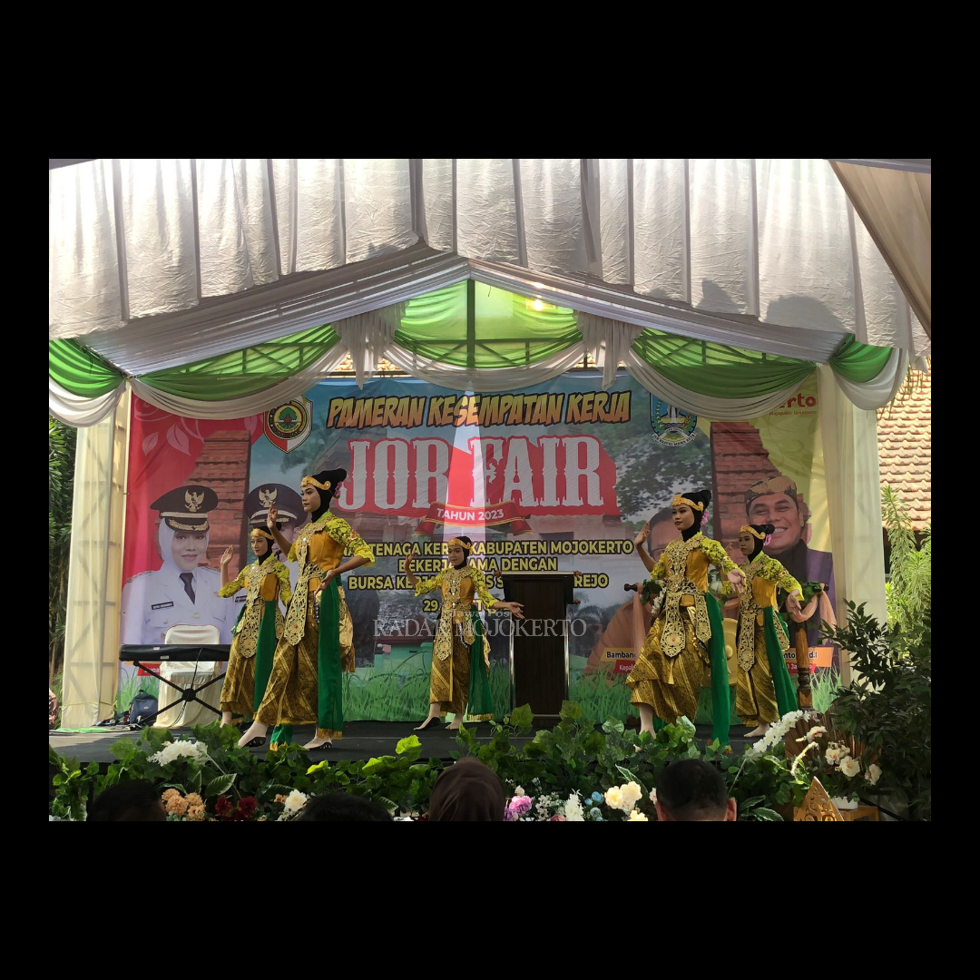 3.	BERBUDAYA: Kegiatan job fair diisi dengan penampilanb tari tradisional yang dibawakan oleh siswa SMKN 1 Jatirejo.