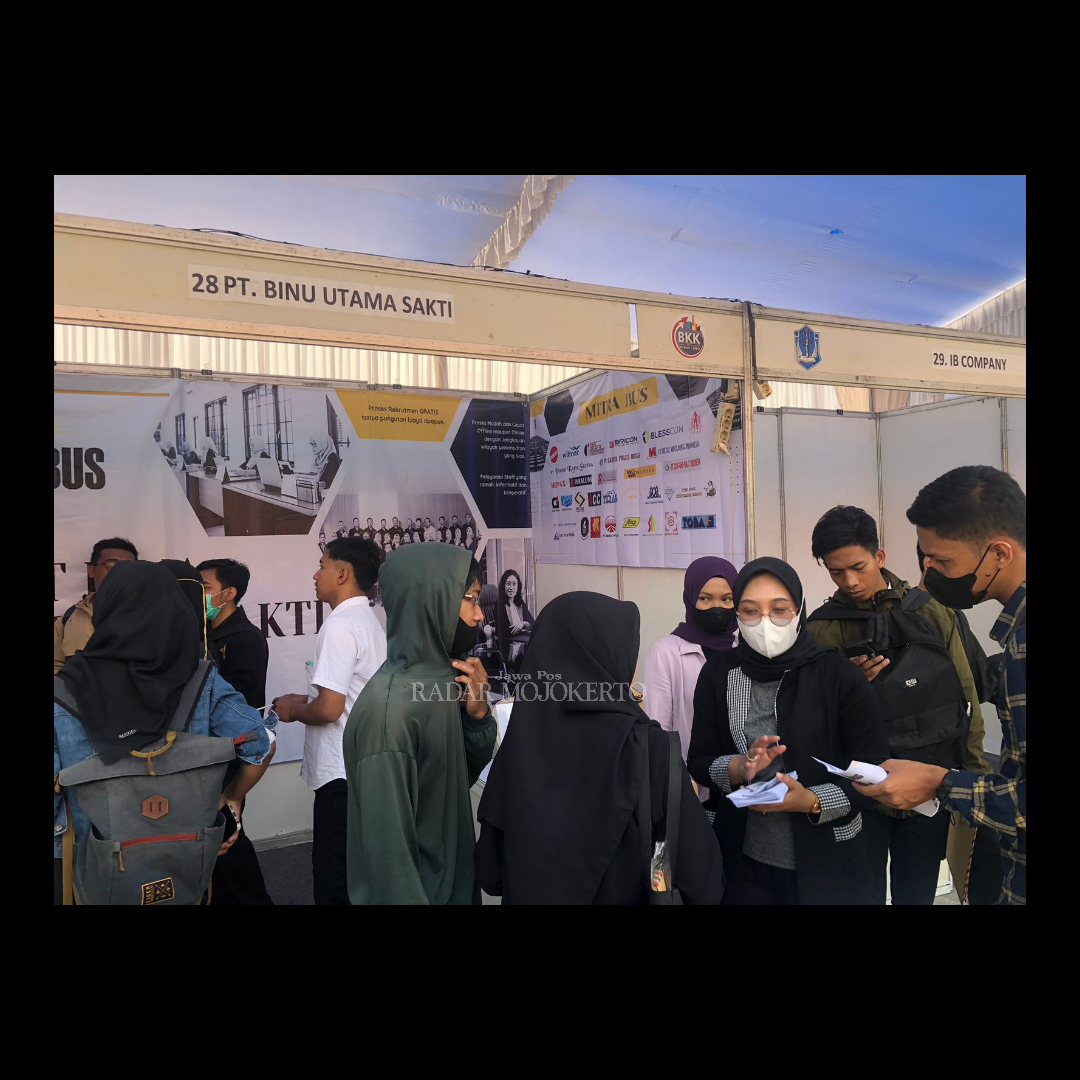 1.	DIPADATI: Sejumlah pencari kerja memenuhi stan perusahaan yang membuka lowongan dalam bursa kerja di SMKN 1 Jatirejo, Selasa (29/8).