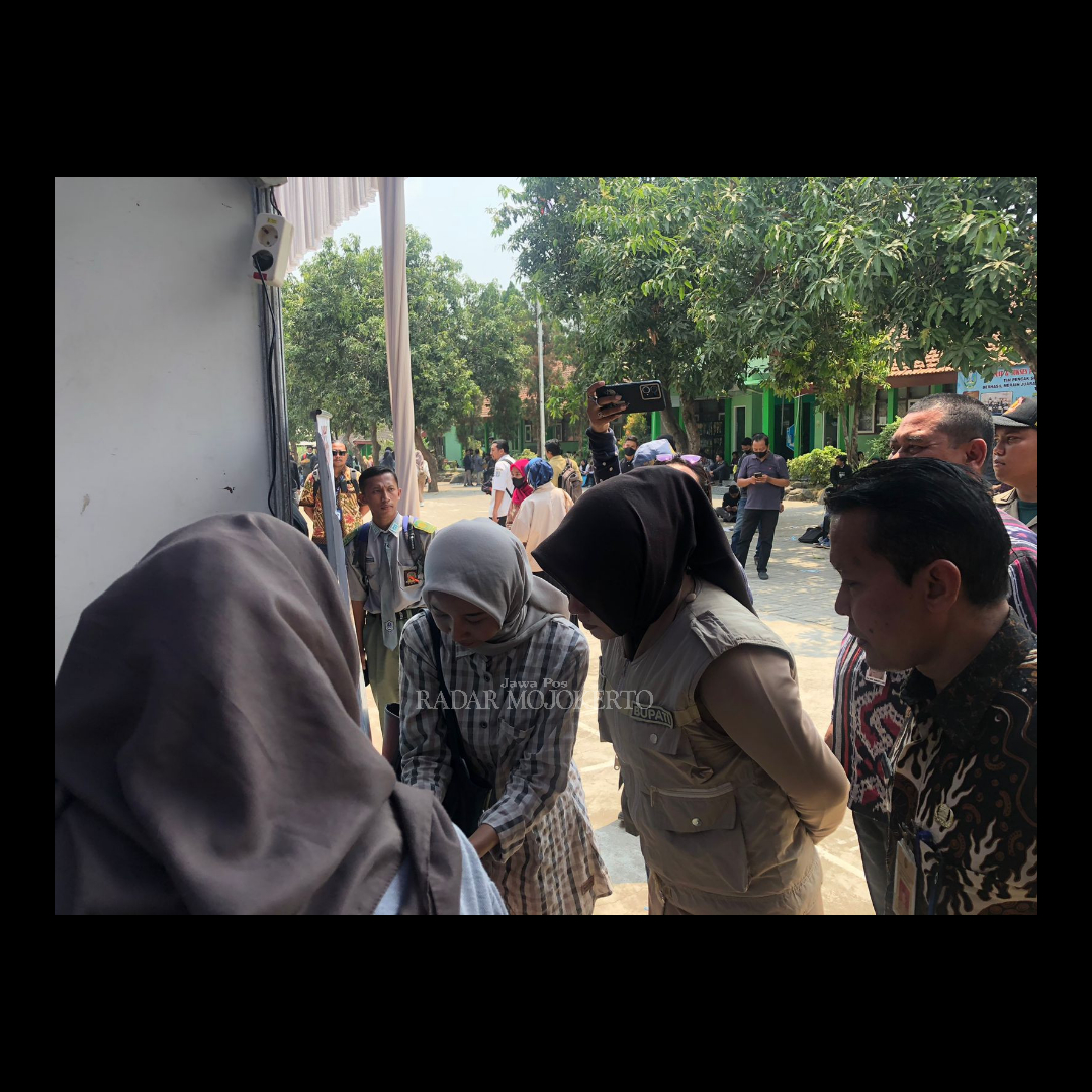 4.	RAMAI: Bupati Ikfina didampingi Kepala Kadisnaker Kabupaten Mojokerto Bambang Purwanto dan Kepala SMKN 1 Jatirejo Heru Susianto memantau stan perusahaan yang diundang dalam job fair tersebut.