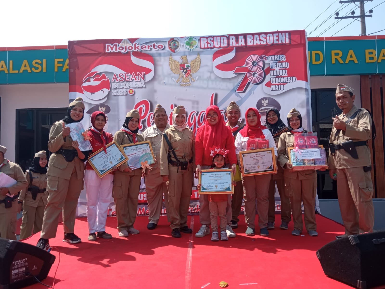 BERHADIAH: Para pemenang lomba kebersihan foto bersama selepas penyerahan piagam penghargaan dan uang tunai.