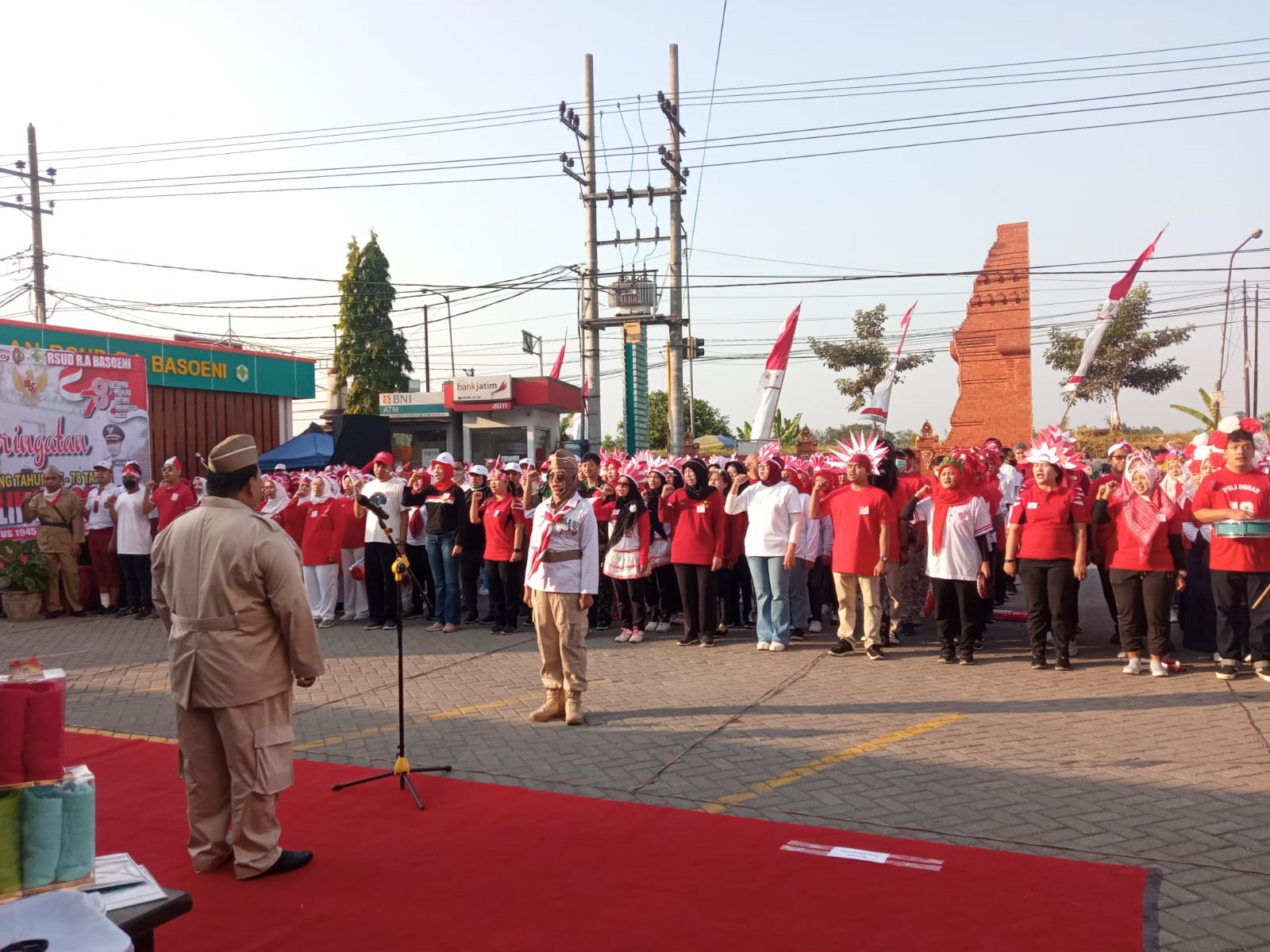 KHIDMAT: Direktur RSUD RA Basoeni memimpin pelaksanaan apel pagi untuk memperingati Hari Kemerdekaan RI ke-78.