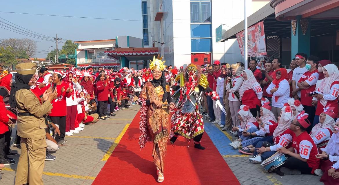 UNIK: Pegawai RSUD RA Basoeni mengikuti lomba fashion show dengan kostum unik.