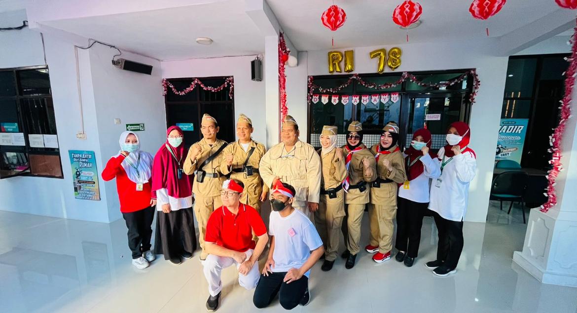PEJUANG: Direktur RSUD RA Basoeni bersama beberapa pegawai berfoto bersama saat mengenakan kostum perayaan HUT RI, Jumat (25/8).