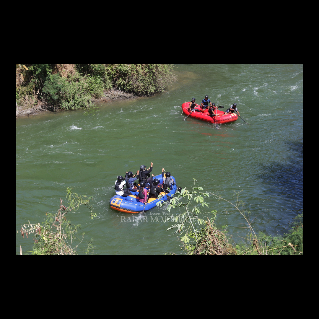 BERLATIH: Atlet arung jeram porprov di venue dam Rolak 3 Kali Mas, Desa Mlirip, Kecamatan Jetis, Kabupaten Mojokerto, kemarin.