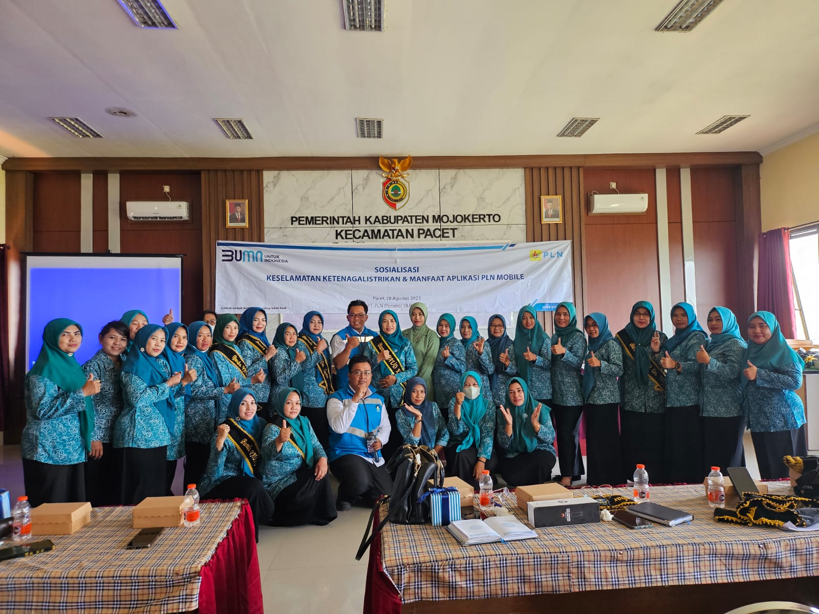 KOLABORASI: PT PLN (Persero) UP3 Mojokerto berikan edukasi bersama pemerintah Kecamatan Pacet.