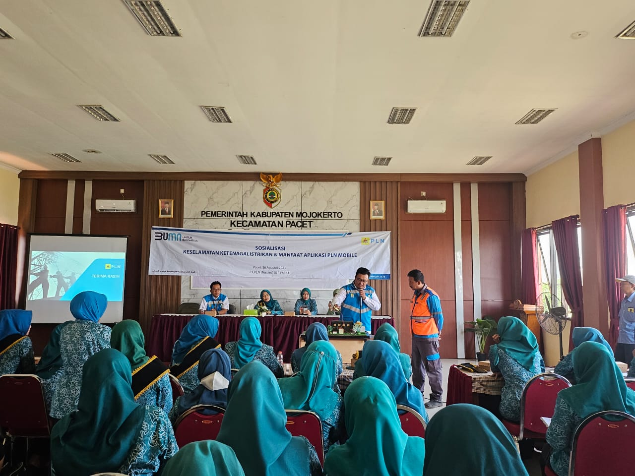 EDUKASI: PT PLN (Persero) UP3 Mojokerto berikan edukasi bersama pemerintah Kecamatan Pacet.