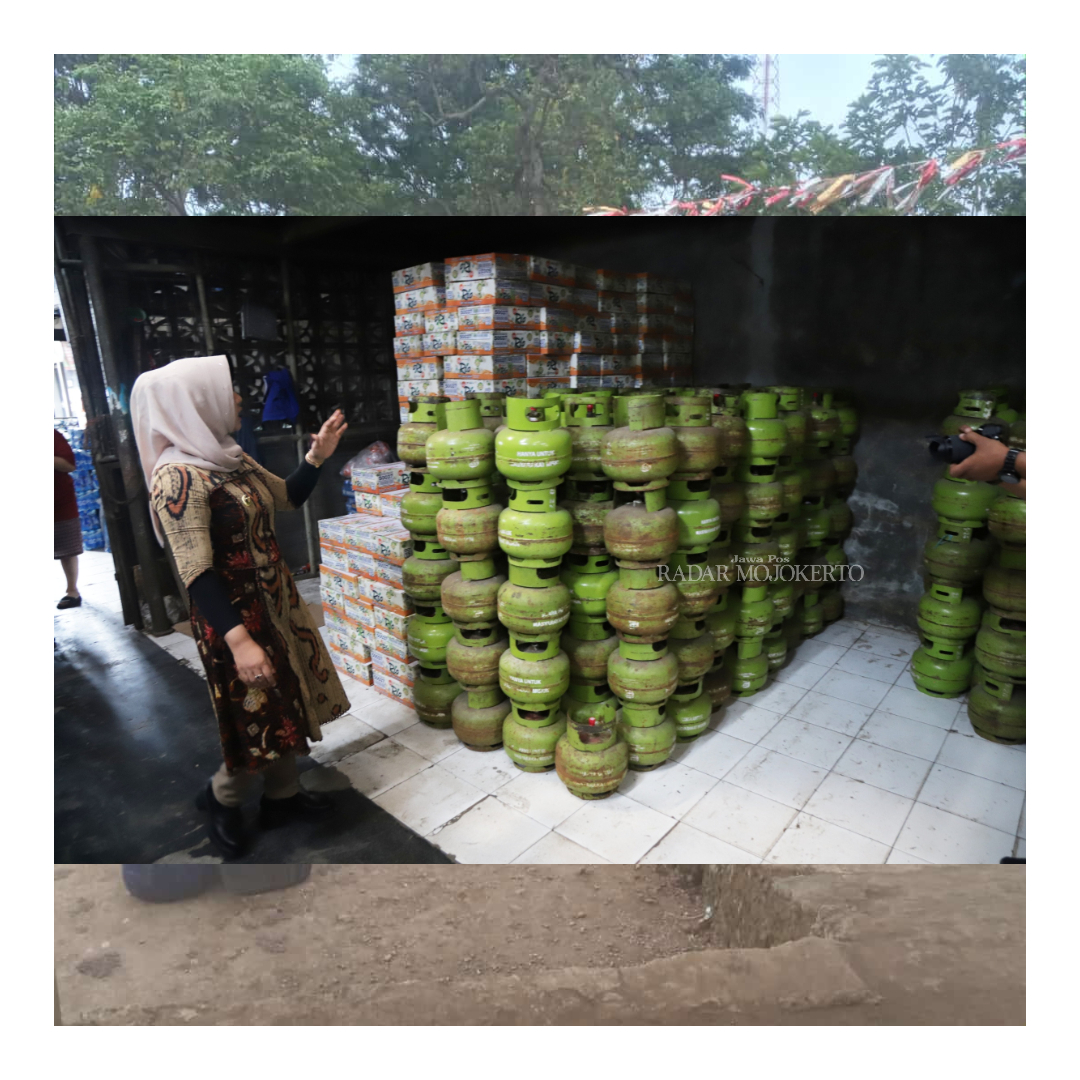 DIBATASI: Wali Kota Mojokerto Ika Puspitasari saat melakukan sidak elpiji di salah satu agen di Kelurahan Wates, Kecamatan Magersari beberapa waktu lalu.