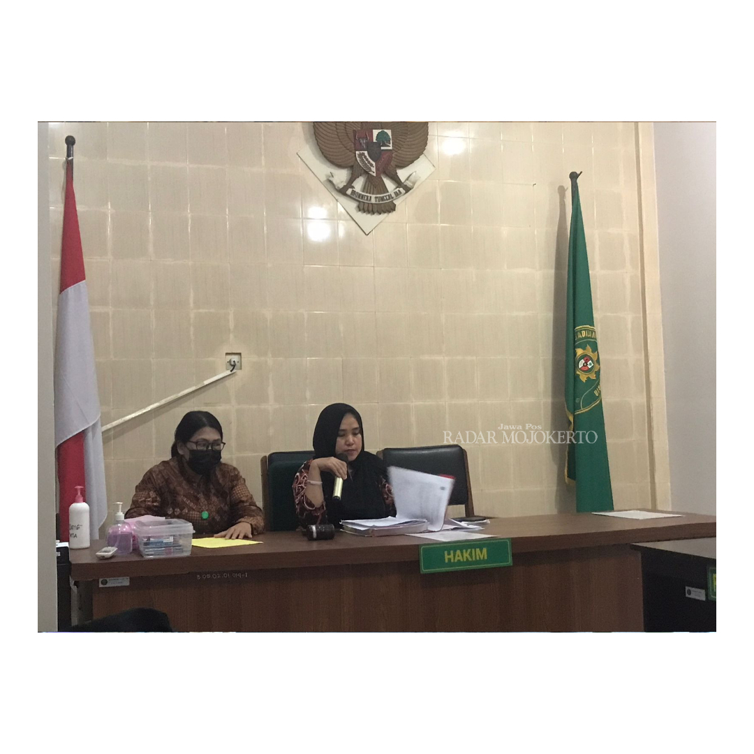 VONIS: Hakim Nurlely membacakan amar putusan dalam sidang lanjutan kasus persetubuhan sejoli pelajar asal Sidoarjo di PN Mojokerto, Kamis (31/8).