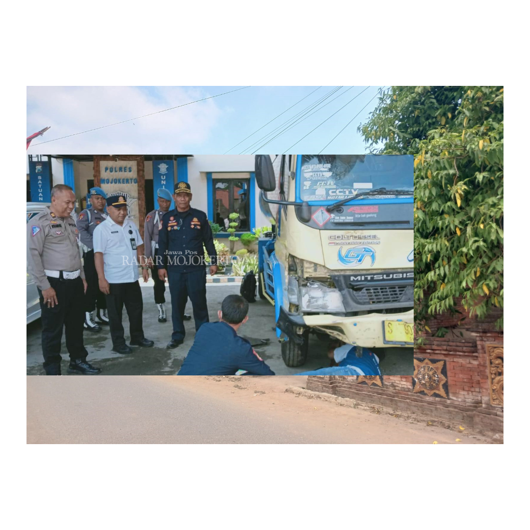 PENGECEKAN: Petugas kepolisian bersama DPRKP2 Kabupaten Mojokerto memeriksa kondisi truk tangki air bernopol S 9085 UP yang diduga mengalami rem blong hingga menyasak kerumunan penonton karnaval.