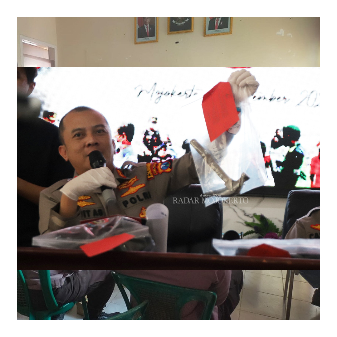 TAK BERKUTIK: Kapolres Mojokerto Kota, AKBP Wiwit Adisatria memamerkan palu yang dipakai pelaku menganiaya sebelum menggondol motor korban, Selasa (29/8).