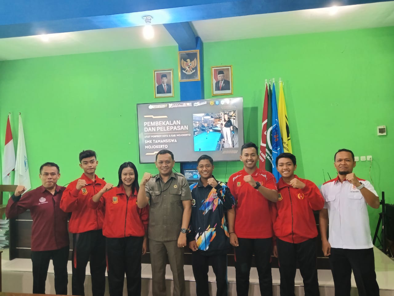 MEMBANGGAKAN: Kepala SMK Tamansiswa Mojokerto Ki Willibrordus Widya, C.SE.MM (tiga dari kiri) bersama para siswa yang akan berlaga di ajang Porprov VIII Jatim.