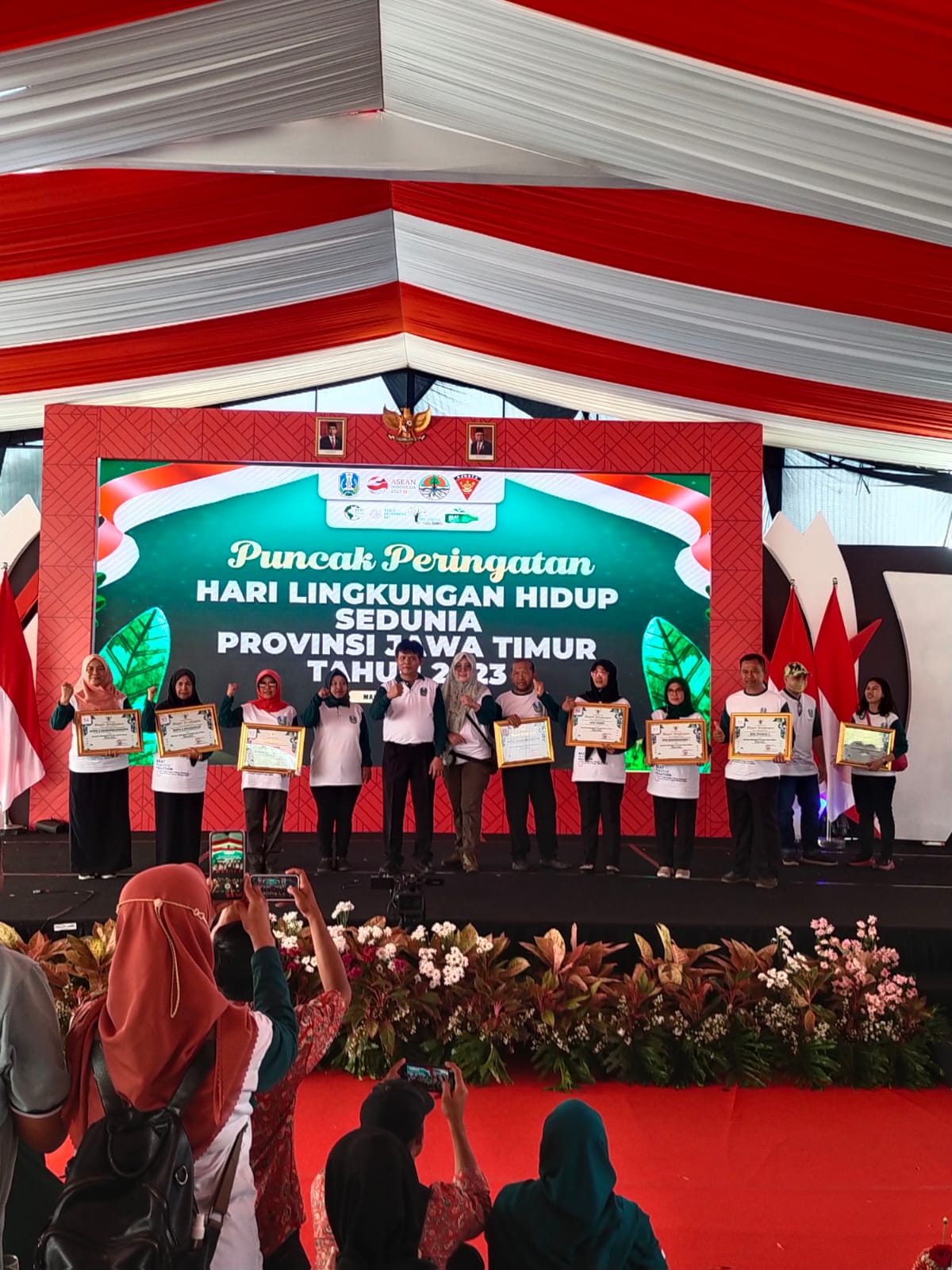 PENCAPAIAN: Kepala SDN Banjaragung 1 bersama sejumlah kepala sekolah lainnya menerima penghargaan sekolah adiwiyata provinsi, kemarin (4/9).