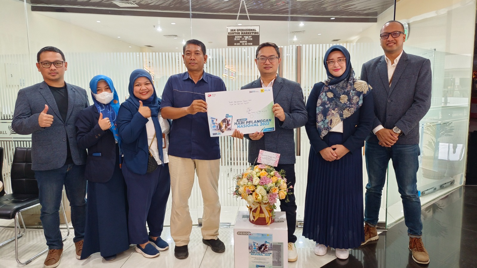 KETERIKATAN: PLN UP3 Mojokerto memberikan ucapan selamat dan cenderamata kepada pelanggan industri sebagai wujud perayaan momentum Hari Pelanggan 2023.