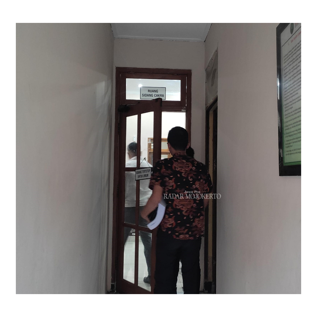 SIDANG TERTUTUP: Peradilan AG, 48, yang diduga mencabuli siswi TK di Kecamatan Jatirejo berlangsung secara tertutup di PN Mojokerto, Senin (4/9).