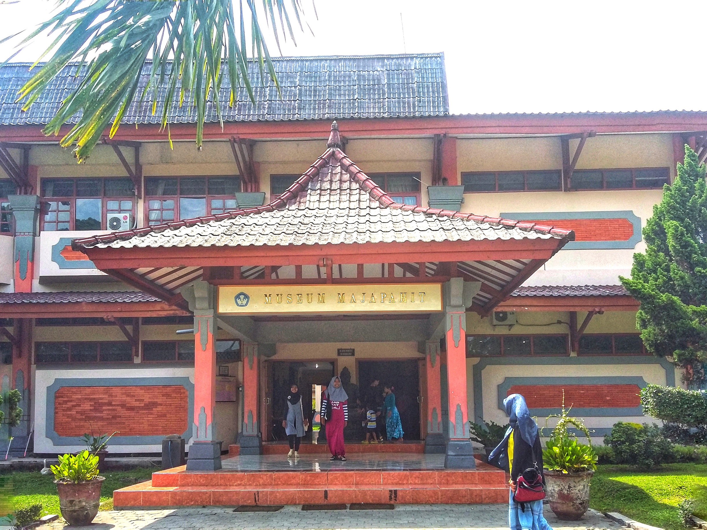 Museum Majapahit berada di Desa/Kecamatan Trowulan, Kabupaten Mojokerto