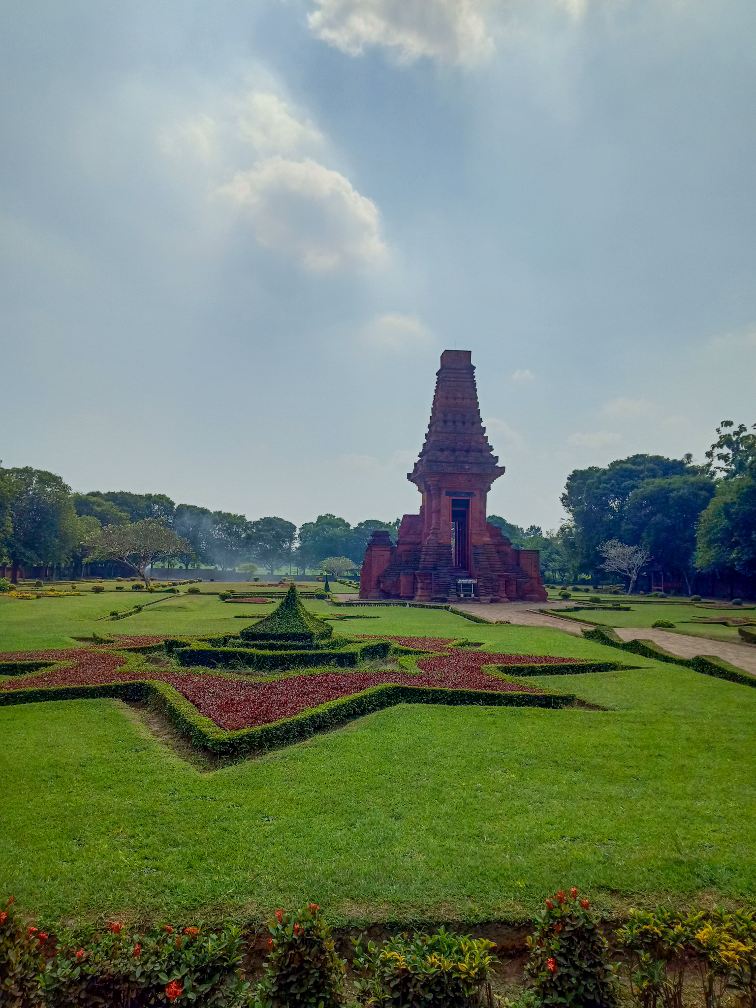 Candi Bajang Ratu berada di Dusun Kraton, Desa Temon, Kecamatan Trowulan, Kabupaten Mojokerto.