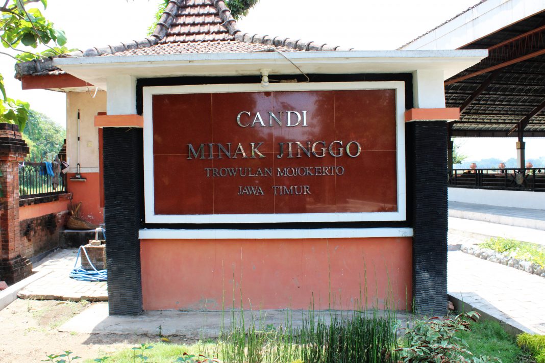 Candi Minak jinggo berada 500 meter di sisi timur Kolam Segaran.Tepatnya, di Jalan Minak Djinggo, Unggaran, Unggahan, Kecamatan Trowulan, Kabupaten Mojokerto.