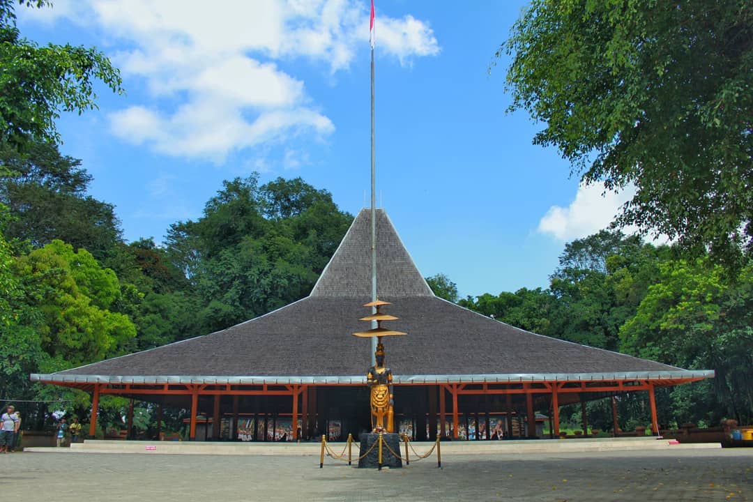 Tempat bersejarah ini berada di Dusun Nglinguk, Desa Trowulan, Kecamatan Trowulan, Kabupaten Mojokerto.