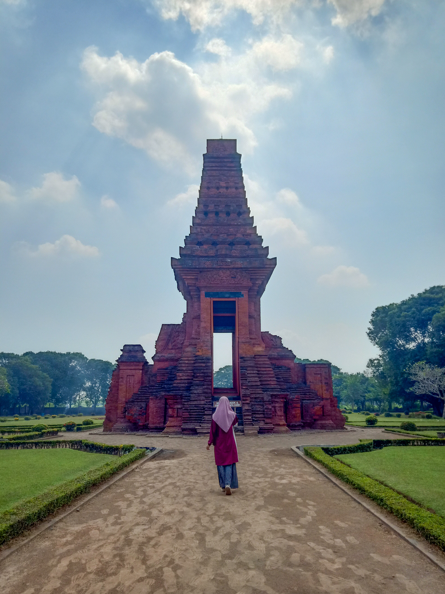 Candi Bajang Ratu berada di Dusun Kraton, Desa Temon, Kecamatan Trowulan, Kabupaten Mojokerto.