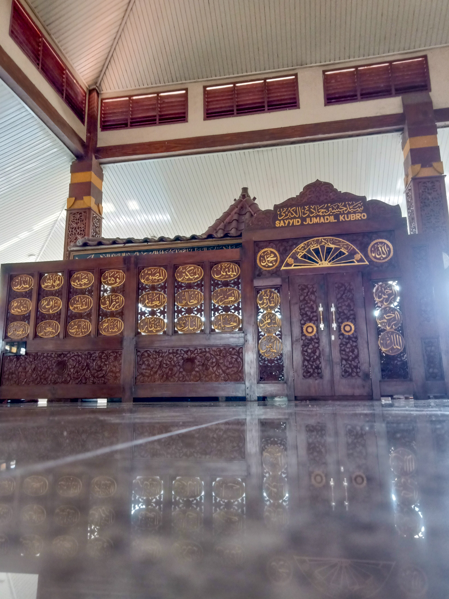 Tempat wisata religi Makam Troloyo berada di Desa Sentonorejo, Kecamatan Trowulan, Kabupaten Mojokerto.