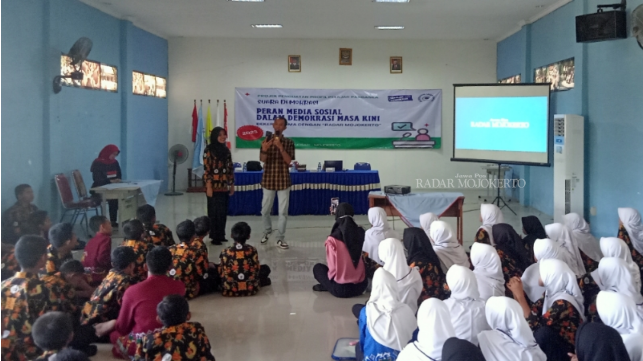 ANTUSIAS: Peserta didik SMPN 2 Mojosari menyimak penyampaian materi literasi digital dari Jawa Pos Radar Mojokerto.