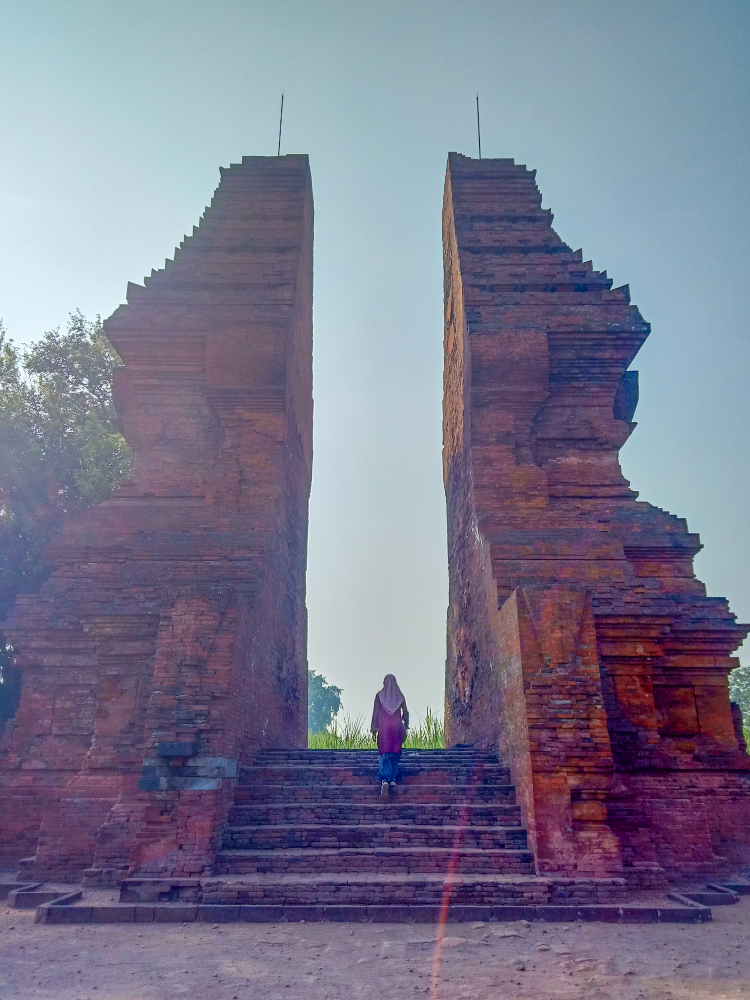 Candi ini berada di Desa Jatipasar, Kecamatan Trowulan, Kabupaten Mojokerto.