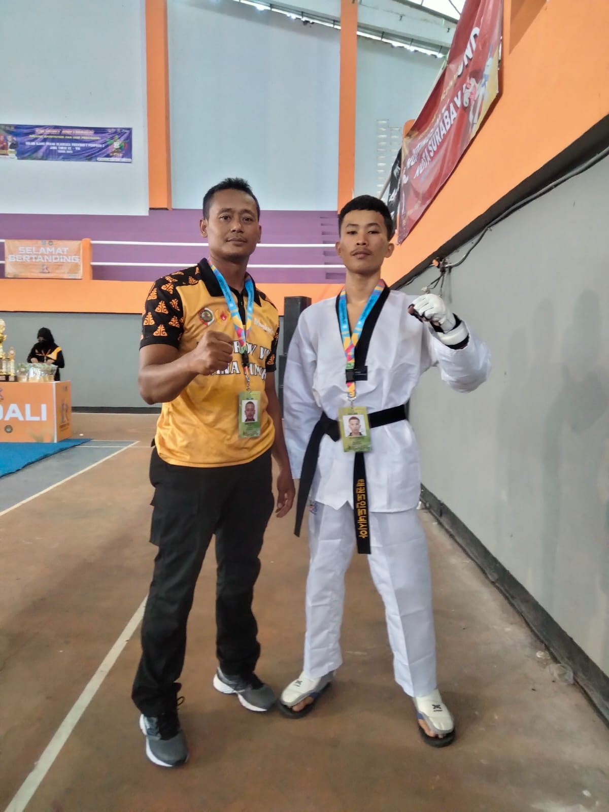 MEMBANGGAKAN: Atlet taekwondo Kabupaten Mojokerto yang berlaga di GOR Merdeka Jombang, Kabupaten Jombang, kemarin berhasil meraih medali.
