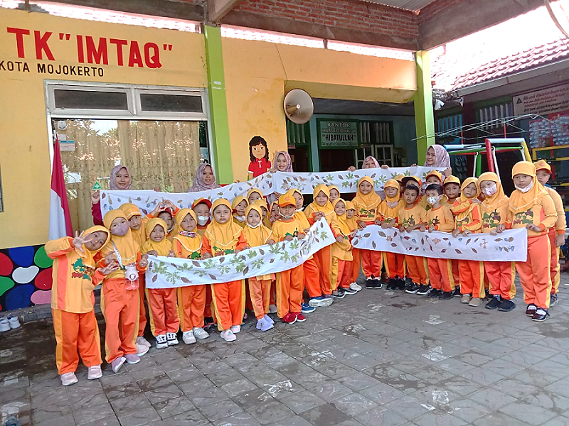KREATIF: Peserta didik TK Imtaq menunjukkan hasil karya batik ecoprint.